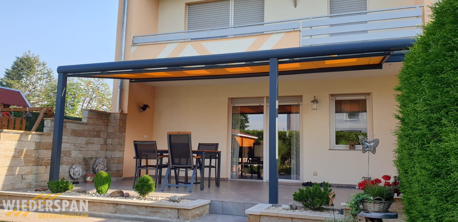 Terrassenüberdachung WD180 6,80 x 2,30 m, in RAL7016 mit Unterglasmarkise, Augsburg