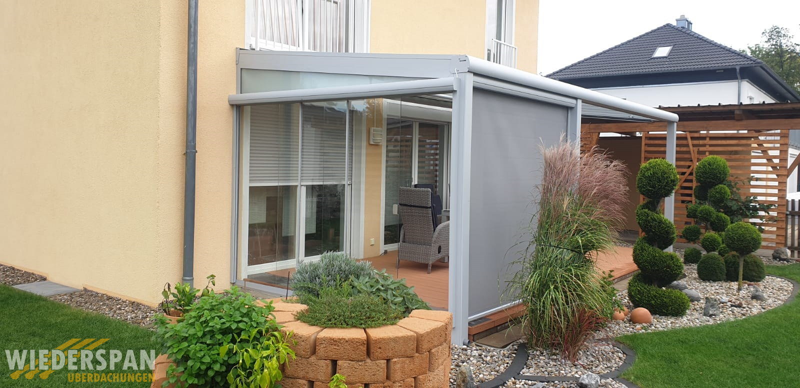 Terrassenüberdachung WD180 6,80 x 3,0 m mit Schiebelementen, Vertikalmarkisen, Sichtschutz, Langweid