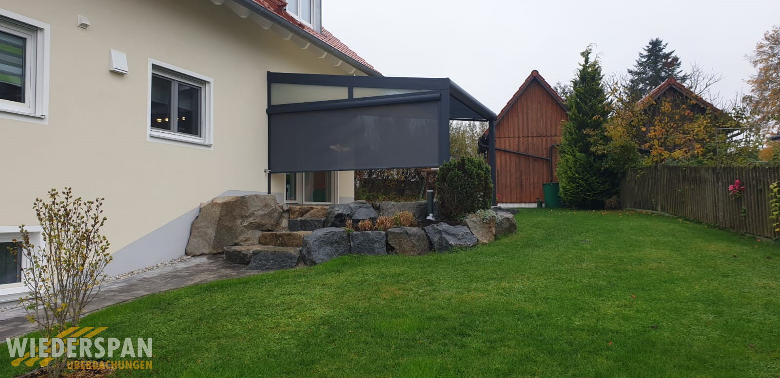 Terrassenüberdachung WD200, 4,40 x 3,9 m, Festverglasung, Vertikalkassettenmarkise, Hörbach