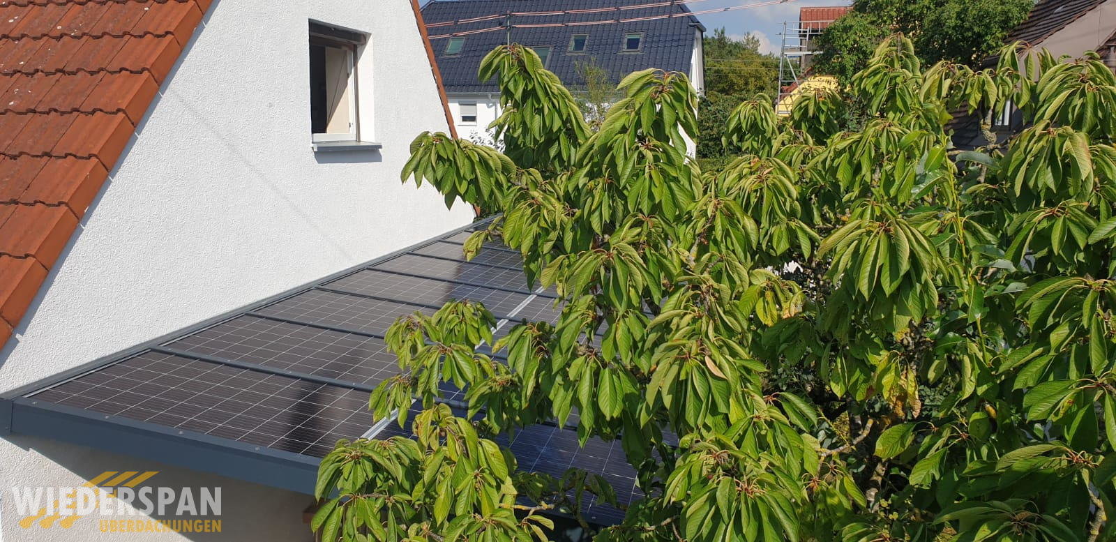 Carport mit Solarmodulen, Augsburg