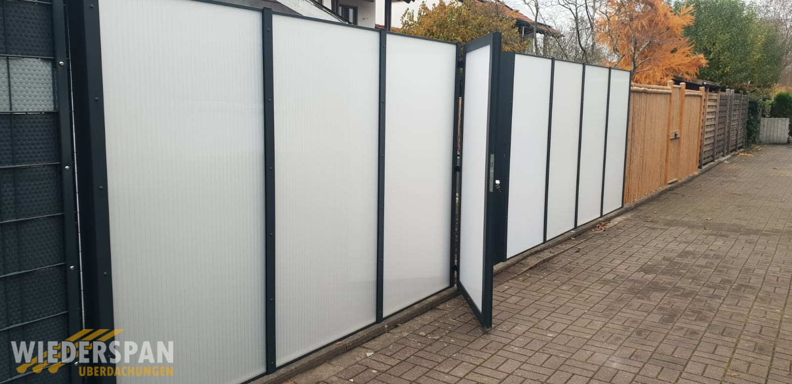 Sichtschutzzaun mit Tür, Polycarbonat-Stegplatten 7 m, Königsbrunn