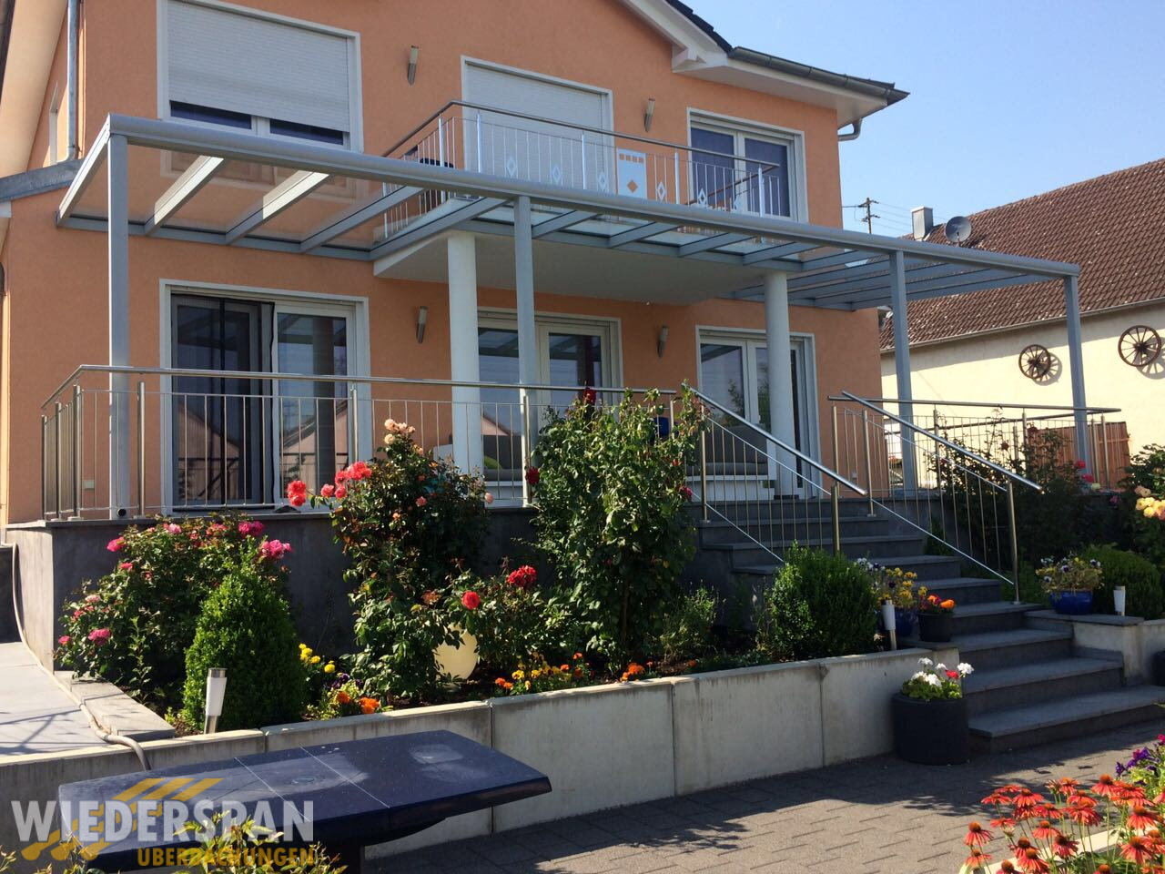 Terrassenüberdachung WD180 12 x 3,5 m um den Balkon, Augsburg