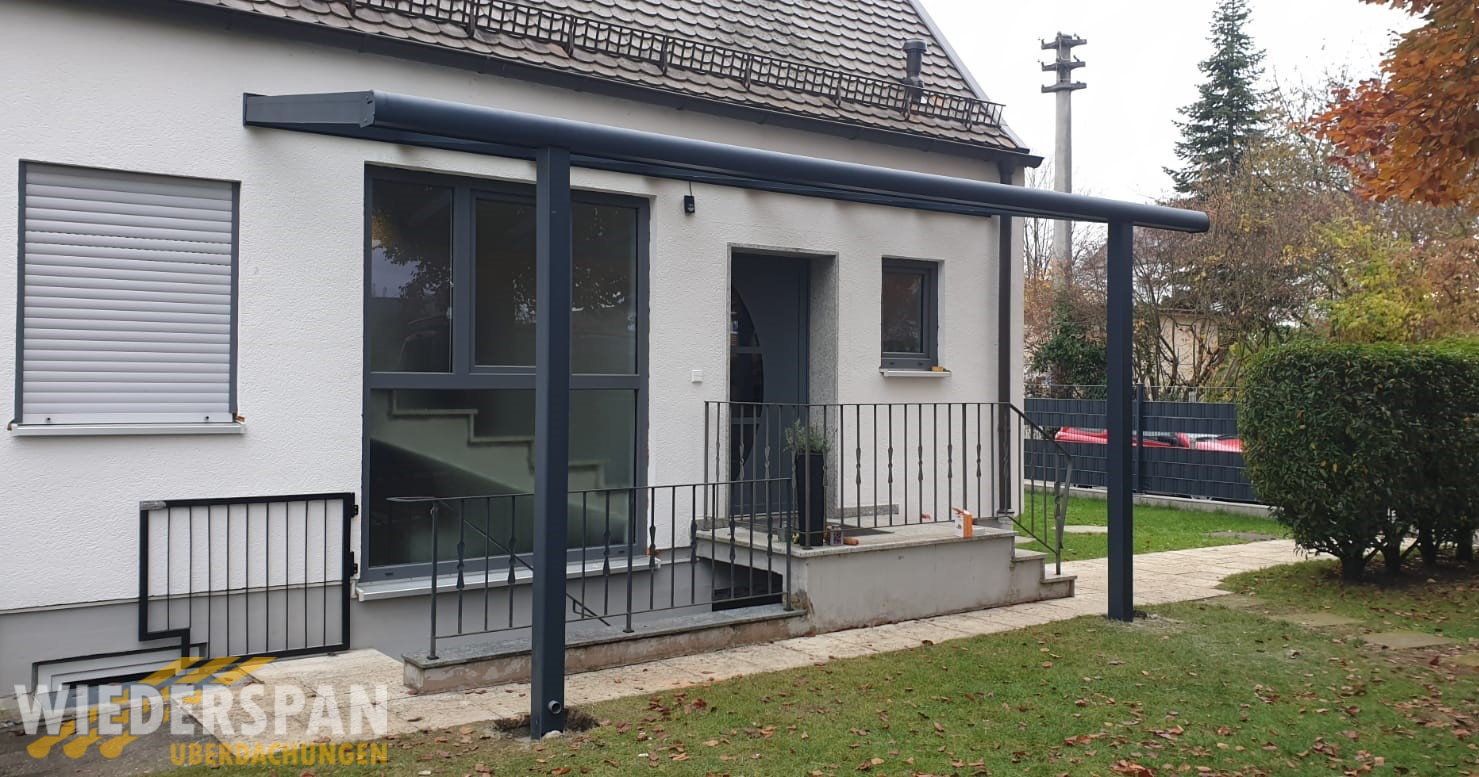 Hauseingangsüberdachung, Vordach, Kellerabgangsüberdachung, eingerückte Pfosten, Augsburg