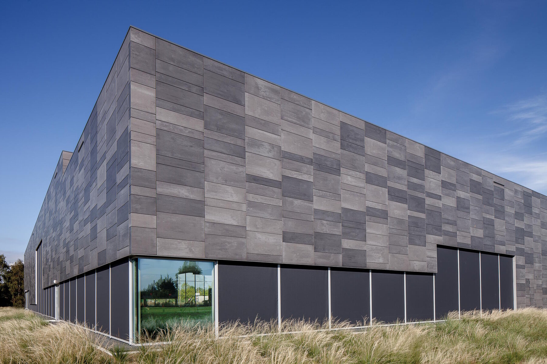 Raffstore an Schule